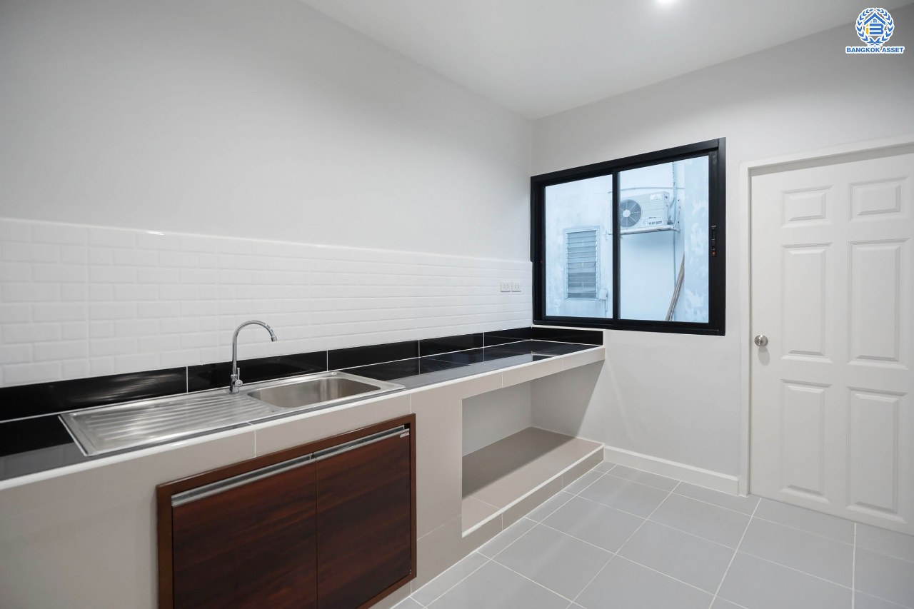 บ้านมือสองตกแต่งใหม่ ม.วรารมย์ เพชรเกษม81 แบรนด์ Q.House รองรับทุกความสุข เนื้อที่ 54 ตร.ว. ฟังก์ชัน 3 ห้องนอน 2 ห้องน้ำ 1 ห้องอเนกประสงค์ จอดรถได้ 1 คัน บนทำเลใกล้ The Mall บางแค และเชื่อมต่อ ถ.พุทธมณฑลสาย4 และ ถ.กาญจนาฯ